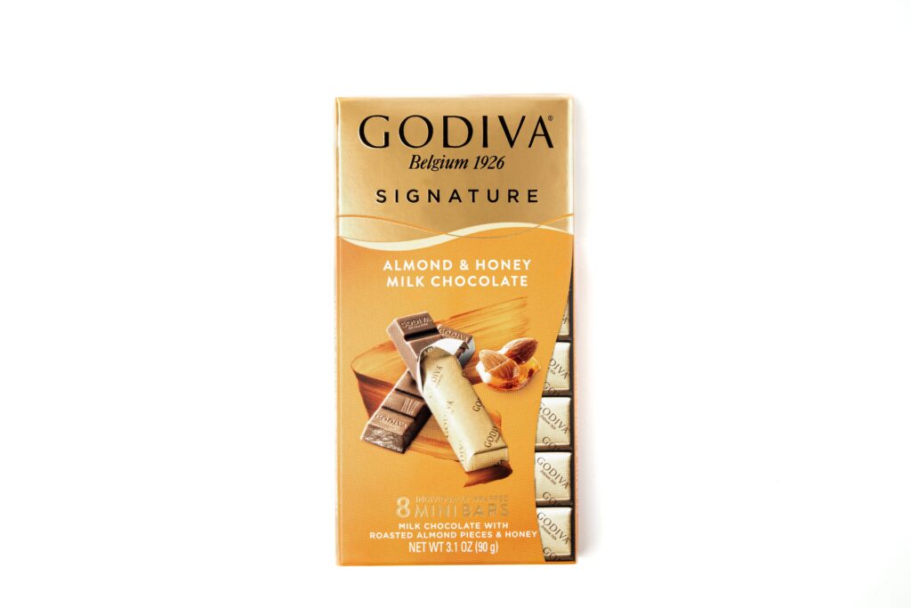 Godiva Signature almond & honey milk chocolate bar – close-up product image for e-commerce